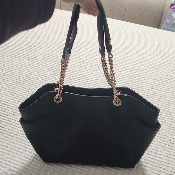 Michael Kors Black Shoulder Bag with Gold Logo and Chain Strap - Picture 2 of 7